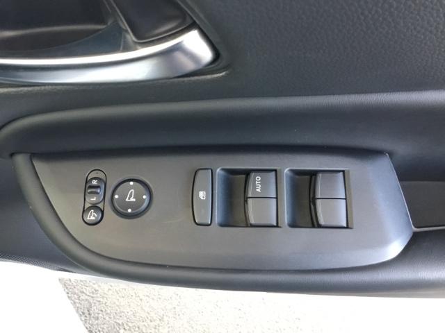 フィット ｅ：ＨＥＶホーム　クルコン　リアカメラ　純正ナビ　フルセグ　前後誤発進抑制機能　クリソナ　助手席エアバッグ　運転席エアバッグ　アイドリングストップ　ＬＥＤライト　ＵＳＢ接続　バックカメラ　ＡＢＳ　サイドエアバッグ（11枚目）