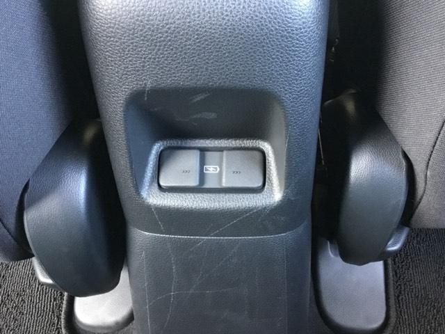 フィット ｅ：ＨＥＶホーム　クルコン　リアカメラ　純正ナビ　フルセグ　前後誤発進抑制機能　クリソナ　助手席エアバッグ　運転席エアバッグ　アイドリングストップ　ＬＥＤライト　ＵＳＢ接続　バックカメラ　ＡＢＳ　サイドエアバッグ（12枚目）