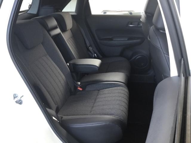 フィット ｅ：ＨＥＶホーム　クルコン　リアカメラ　純正ナビ　フルセグ　前後誤発進抑制機能　クリソナ　助手席エアバッグ　運転席エアバッグ　アイドリングストップ　ＬＥＤライト　ＵＳＢ接続　バックカメラ　ＡＢＳ　サイドエアバッグ（15枚目）