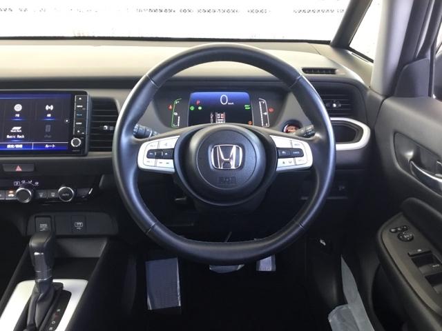 フィット ｅ：ＨＥＶホーム　クルコン　リアカメラ　純正ナビ　フルセグ　前後誤発進抑制機能　クリソナ　助手席エアバッグ　運転席エアバッグ　アイドリングストップ　ＬＥＤライト　ＵＳＢ接続　バックカメラ　ＡＢＳ　サイドエアバッグ（17枚目）