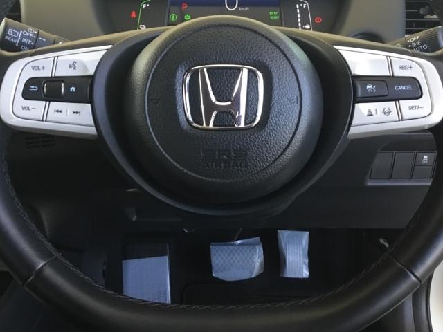 フィット ｅ：ＨＥＶホーム　クルコン　リアカメラ　純正ナビ　フルセグ　前後誤発進抑制機能　クリソナ　助手席エアバッグ　運転席エアバッグ　アイドリングストップ　ＬＥＤライト　ＵＳＢ接続　バックカメラ　ＡＢＳ　サイドエアバッグ（18枚目）