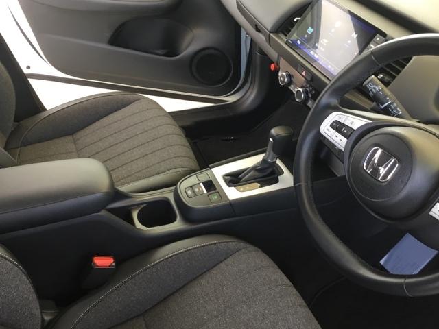 フィット ｅ：ＨＥＶホーム　クルコン　リアカメラ　純正ナビ　フルセグ　前後誤発進抑制機能　クリソナ　助手席エアバッグ　運転席エアバッグ　アイドリングストップ　ＬＥＤライト　ＵＳＢ接続　バックカメラ　ＡＢＳ　サイドエアバッグ（22枚目）