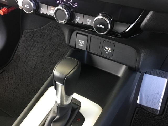 フィット ｅ：ＨＥＶホーム　クルコン　リアカメラ　純正ナビ　フルセグ　前後誤発進抑制機能　クリソナ　助手席エアバッグ　運転席エアバッグ　アイドリングストップ　ＬＥＤライト　ＵＳＢ接続　バックカメラ　ＡＢＳ　サイドエアバッグ（24枚目）