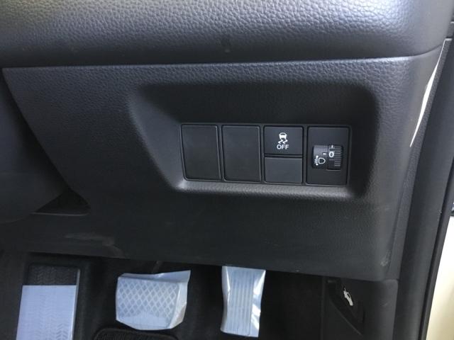 フィット ｅ：ＨＥＶホーム　クルコン　リアカメラ　純正ナビ　フルセグ　前後誤発進抑制機能　クリソナ　助手席エアバッグ　運転席エアバッグ　アイドリングストップ　ＬＥＤライト　ＵＳＢ接続　バックカメラ　ＡＢＳ　サイドエアバッグ（25枚目）