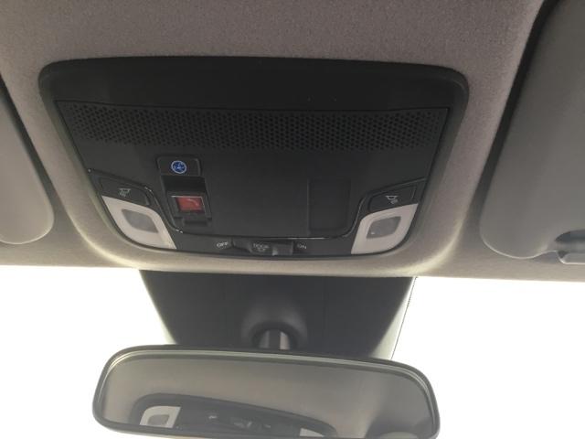 フィット ｅ：ＨＥＶホーム　クルコン　リアカメラ　純正ナビ　フルセグ　前後誤発進抑制機能　クリソナ　助手席エアバッグ　運転席エアバッグ　アイドリングストップ　ＬＥＤライト　ＵＳＢ接続　バックカメラ　ＡＢＳ　サイドエアバッグ（28枚目）