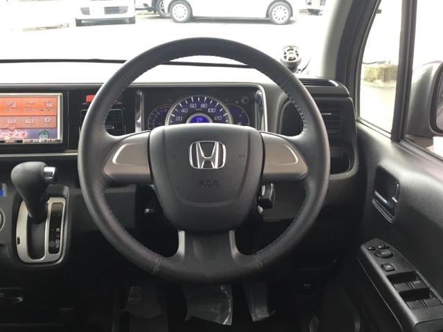 ���F���̂悢�C���p�l����ł��B����X�C�b�`��J�b�v�z���_�[���g���₷���ʒu�ɔz�u����Ă��܂�