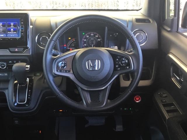 ���F���̂悢�C���p�l����ł��B����X�C�b�`��J�b�v�z���_�[���g���₷���ʒu�ɔz�u����Ă��܂�