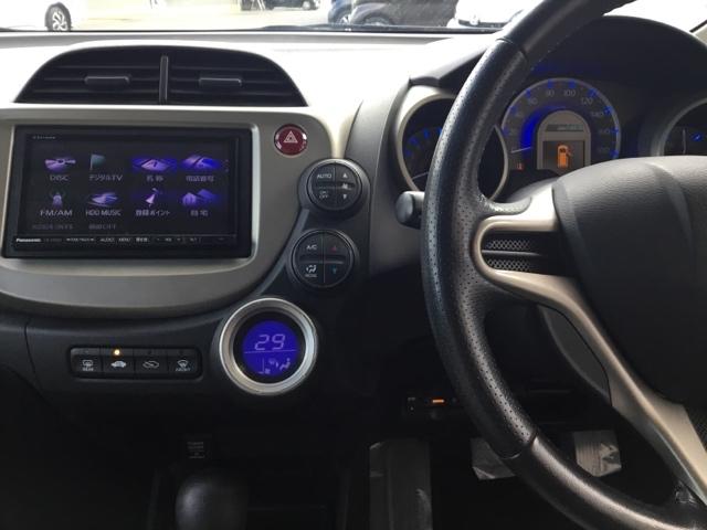 フィットハイブリッド ハイブリッド・１０ｔｈアニバーサリー　クルコン　社外ＨＤＤナビ　フルセグ　ＥＴＣ　ナビＴＶ　ＤＶＤ再生　イモビライザー　Ｗエアバック　クルーズコントロール　オートエアコン　アイドリングストップ　パワーステアリング　パワーウィンドウ　ＡＢＳ（3枚目）