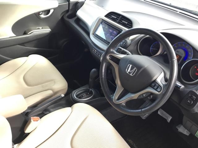 フィットハイブリッド ハイブリッド・１０ｔｈアニバーサリー　クルコン　社外ＨＤＤナビ　フルセグ　ＥＴＣ　ナビＴＶ　ＤＶＤ再生　イモビライザー　Ｗエアバック　クルーズコントロール　オートエアコン　アイドリングストップ　パワーステアリング　パワーウィンドウ　ＡＢＳ（19枚目）