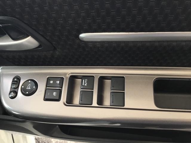 ステップワゴンスパーダ スパーダホンダセンシング　クルコン　リアカメラ　純正ナビ　フルセグ　ＥＴＣ　わくわくゲート　盗難防止　助手席エアバッグ　Ｗパワスラ　リアオートエアコン　地デジ　ＬＥＤライト　横滑り防止システム　オートエアコン　ＵＳＢ　スマ鍵（11枚目）