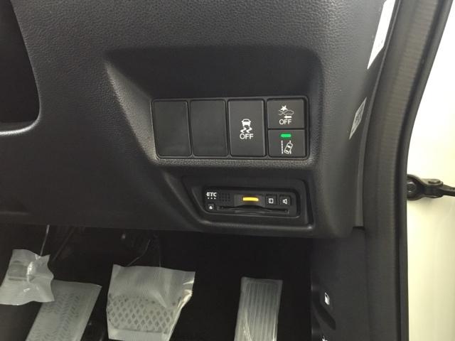 ステップワゴンスパーダ スパーダホンダセンシング　クルコン　リアカメラ　純正ナビ　フルセグ　ＥＴＣ　わくわくゲート　盗難防止　助手席エアバッグ　Ｗパワスラ　リアオートエアコン　地デジ　ＬＥＤライト　横滑り防止システム　オートエアコン　ＵＳＢ　スマ鍵（25枚目）