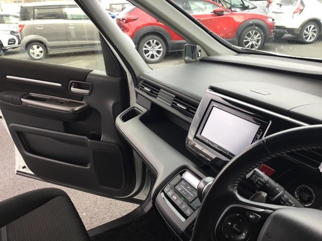 ステップワゴンスパーダ スパーダホンダセンシング　クルコン　リアカメラ　純正ナビ　フルセグ　ＥＴＣ　わくわくゲート　盗難防止　助手席エアバッグ　Ｗパワスラ　リアオートエアコン　地デジ　ＬＥＤライト　横滑り防止システム　オートエアコン　ＵＳＢ　スマ鍵（28枚目）