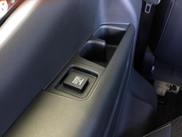 ��Ȃɂ��A�N�Z�T���[�\�P�b�g���t���Ă��܂��B