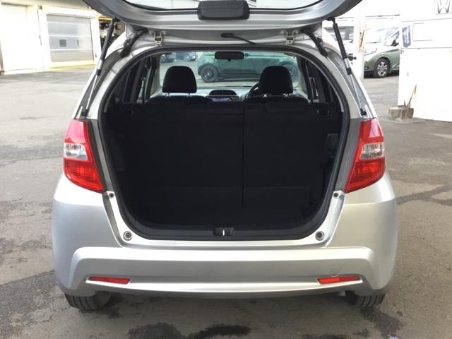 フィット １３Ｇ・スマートセレクションファインスタイル　リアカメラ　ＥＴＣ　スマートキー　ＨＩＤ　インテリキー　キーレス　イモビライザー　フルオートエアコン　バックカメラ付き　パワーウィンドウ　地デジＴＶ　両席エアバック　エアバック　ナビＴＶ　ＡＢＳ（9枚目）