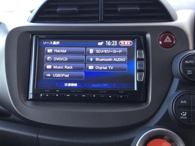 フィット １３Ｇ・スマートセレクションファインスタイル　リアカメラ　ＥＴＣ　スマートキー　ＨＩＤ　インテリキー　キーレス　イモビライザー　フルオートエアコン　バックカメラ付き　パワーウィンドウ　地デジＴＶ　両席エアバック　エアバック　ナビＴＶ　ＡＢＳ（29枚目）