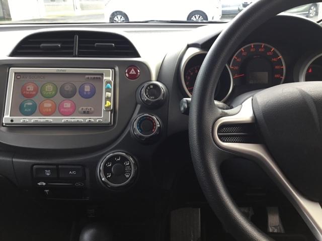 フィット Ｇ　純正ナビ　ワンセグ　ＥＴＣ　運転席助手席エアバッグ　ナビ・ＴＶ　１セグＴＶ　キーレスリモコン　盗難防止システム　エアコン　ＡＢＳ　パワーウィンドウ　パワステ　運転席エアバッグ　ＶＳＡ（3枚目）