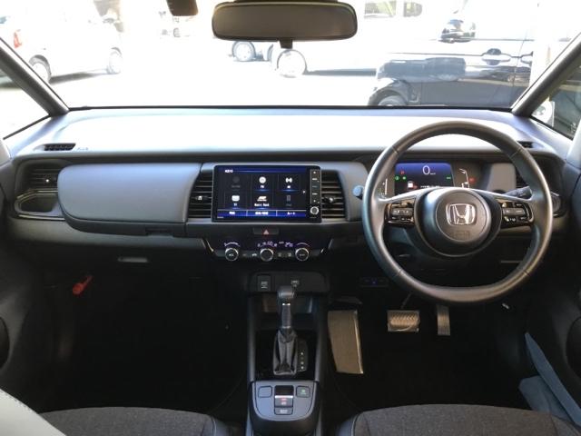 フィット ｅ：ＨＥＶホームブラックスタイル　クルコン　リアカメラ　純正ナビ　ＥＴＣ　パワーウィンドウ　パワーステアリング　地デジチューナー　Ｂカメラ　フルオートエアコン　オートクルーズコントロール　ＬＥＤライト　サイドＳＲＳ　オートライト（2枚目）