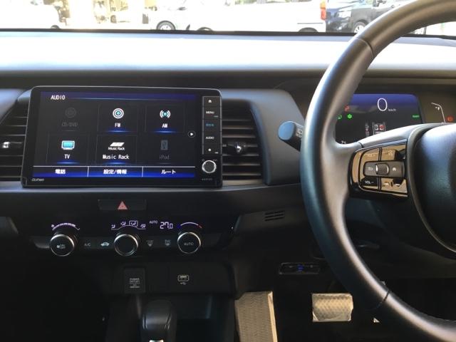 フィット ｅ：ＨＥＶホームブラックスタイル　クルコン　リアカメラ　純正ナビ　ＥＴＣ　パワーウィンドウ　パワーステアリング　地デジチューナー　Ｂカメラ　フルオートエアコン　オートクルーズコントロール　ＬＥＤライト　サイドＳＲＳ　オートライト（3枚目）