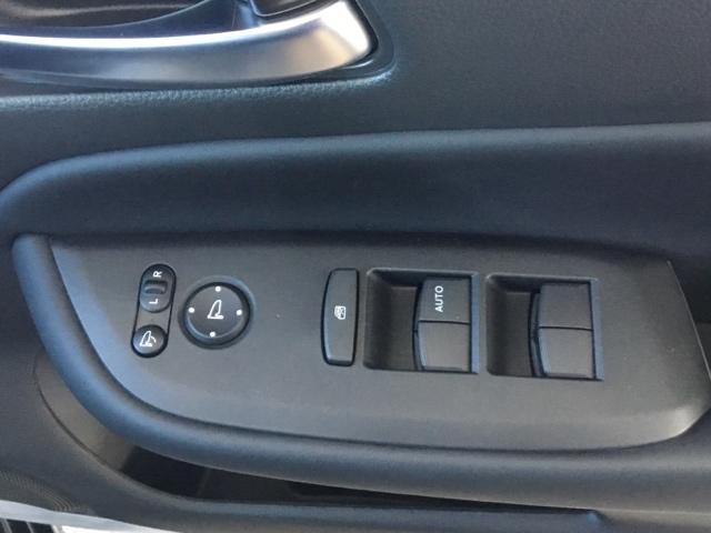 フィット ｅ：ＨＥＶホームブラックスタイル　クルコン　リアカメラ　純正ナビ　ＥＴＣ　パワーウィンドウ　パワーステアリング　地デジチューナー　Ｂカメラ　フルオートエアコン　オートクルーズコントロール　ＬＥＤライト　サイドＳＲＳ　オートライト（9枚目）