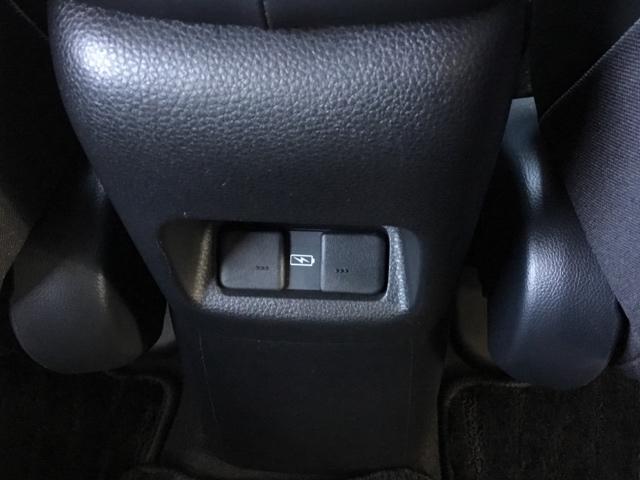 フィット ｅ：ＨＥＶホームブラックスタイル　クルコン　リアカメラ　純正ナビ　ＥＴＣ　パワーウィンドウ　パワーステアリング　地デジチューナー　Ｂカメラ　フルオートエアコン　オートクルーズコントロール　ＬＥＤライト　サイドＳＲＳ　オートライト（11枚目）