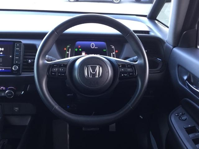 フィット ｅ：ＨＥＶホームブラックスタイル　クルコン　リアカメラ　純正ナビ　ＥＴＣ　パワーウィンドウ　パワーステアリング　地デジチューナー　Ｂカメラ　フルオートエアコン　オートクルーズコントロール　ＬＥＤライト　サイドＳＲＳ　オートライト（15枚目）