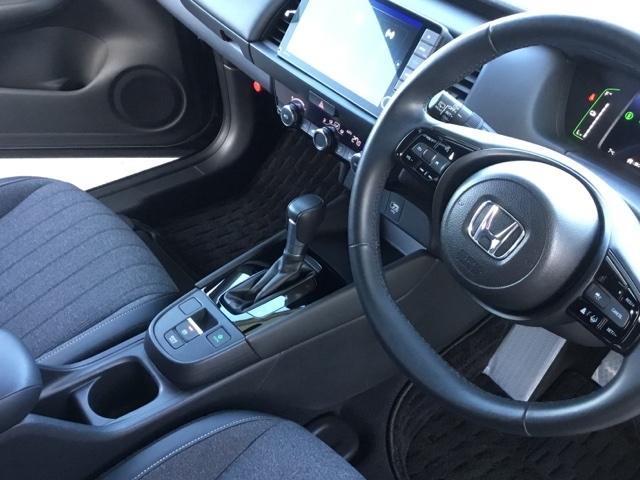 フィット ｅ：ＨＥＶホームブラックスタイル　クルコン　リアカメラ　純正ナビ　ＥＴＣ　パワーウィンドウ　パワーステアリング　地デジチューナー　Ｂカメラ　フルオートエアコン　オートクルーズコントロール　ＬＥＤライト　サイドＳＲＳ　オートライト（21枚目）