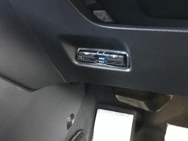 フィット ｅ：ＨＥＶホームブラックスタイル　クルコン　リアカメラ　純正ナビ　ＥＴＣ　パワーウィンドウ　パワーステアリング　地デジチューナー　Ｂカメラ　フルオートエアコン　オートクルーズコントロール　ＬＥＤライト　サイドＳＲＳ　オートライト（24枚目）