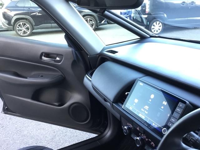 フィット ｅ：ＨＥＶホームブラックスタイル　クルコン　リアカメラ　純正ナビ　ＥＴＣ　パワーウィンドウ　パワーステアリング　地デジチューナー　Ｂカメラ　フルオートエアコン　オートクルーズコントロール　ＬＥＤライト　サイドＳＲＳ　オートライト（28枚目）