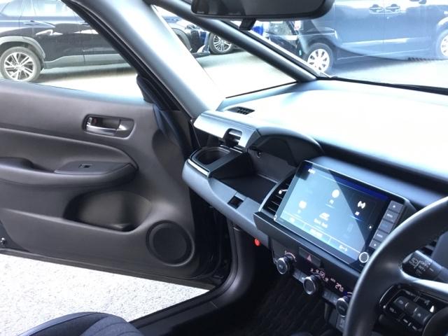 フィット ｅ：ＨＥＶホームブラックスタイル　クルコン　リアカメラ　純正ナビ　ＥＴＣ　パワーウィンドウ　パワーステアリング　地デジチューナー　Ｂカメラ　フルオートエアコン　オートクルーズコントロール　ＬＥＤライト　サイドＳＲＳ　オートライト（29枚目）