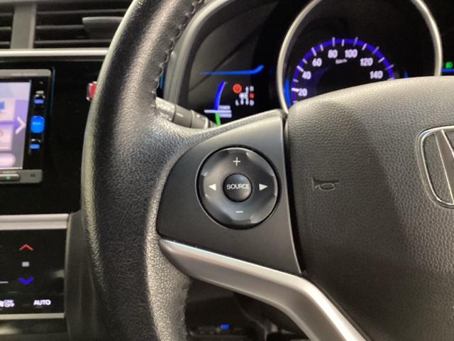 �X�e�A�����O���葤�ɃI�[�f�B�I�֘A�̃R���g���[���X�C�b�`��z�u���Ă��܂��B���쎞�͎�������炷���ƂȂ��^�]�ɏW���ł��܂��B