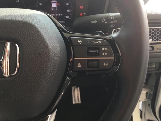 �X�e�A�����O�z�C�[���̉E�����N���[�Y�R���g���[���X�C�b�`�ł��B�A�N�Z���y�_���𓥂܂��Ɉ�葬���s���o����̂ŁA�������H�ł̑��s���O�b�Ɖ��K�ɂȂ�܂��B