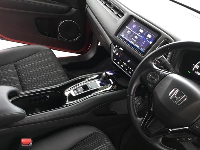 スマートな電子制御式パーキングブレーキに加え、渋滞時などでブレーキペダルから足を離しても停車を維持するオートブレーキホールド機能により、運転がより快適になります。