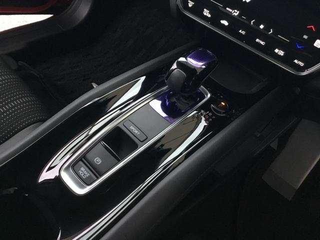 電子制御式セレクターにより軽い操作で切り替え可能。前後操作でＤ・Ｒを選び、Ｐはボタンで操作。直感的で運転に集中しやすい構造です。