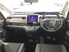 広びろとした視界が運転にゆとりを広げます。 2