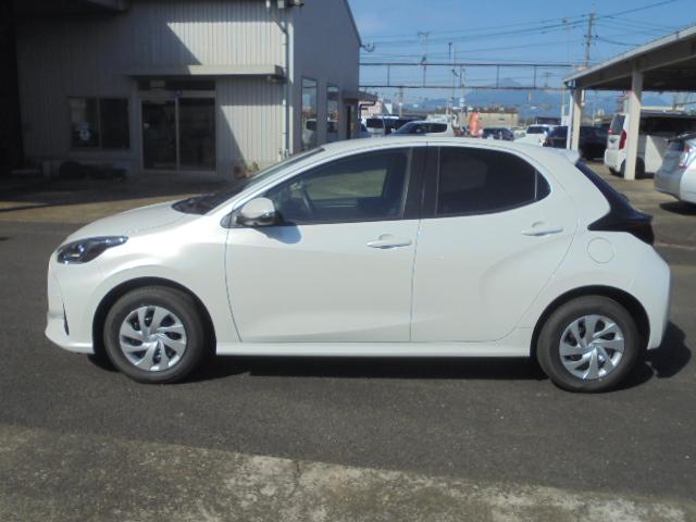 ヤリス Ｇ　登録済未使用車　純正コネクテッドナビ対応ディスプレイオーディオＴＶ＋パノラミックビューモニター　スマートキー２本　エンジンプッシュスタート　ＥＴＣ（未セットアップ）　オートライト　衝突被害軽減ブレーキ（2枚目）