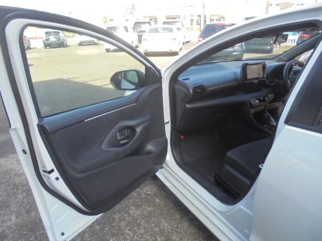 ヤリス Ｇ　登録済未使用車　純正コネクテッドナビ対応ディスプレイオーディオＴＶ＋パノラミックビューモニター　スマートキー２本　エンジンプッシュスタート　ＥＴＣ（未セットアップ）　オートライト　衝突被害軽減ブレーキ（4枚目）