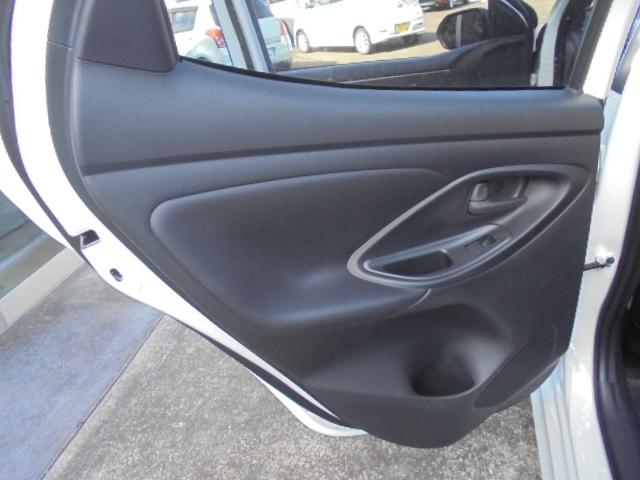 ヤリス Ｇ　登録済未使用車　純正コネクテッドナビ対応ディスプレイオーディオＴＶ＋パノラミックビューモニター　スマートキー２本　エンジンプッシュスタート　ＥＴＣ（未セットアップ）　オートライト　衝突被害軽減ブレーキ（8枚目）