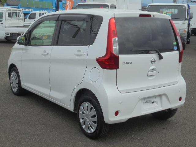 デイズ Ｘ　ナビＴＶ＋アラウンドビューモニター　スマートキー　エンジンプッシュスタート車　ウインカードアミラー車　アイドリングストップ　衝突被害軽減ブレーキ　横滑り防止機能　オートエアコン　電動格納ドアミラー（12枚目）