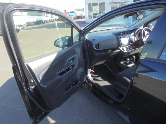 ヴィッツ １．０Ｆ　ＬＥＤエディション　純正ナビＴＶ＋バックモニター　スマートキー×２本　エンジンプッシュスタート　ビルトインタイプＥＴＣ　前方ドライブレコーダー　オートハイビーム　オートライト　衝突被害軽減ブレーキ　車線逸脱警報装置（3枚目）