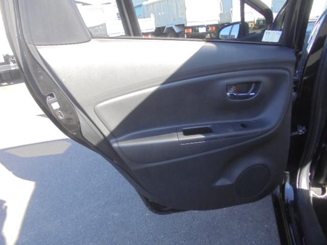 ヴィッツ １．０Ｆ　ＬＥＤエディション　純正ナビＴＶ＋バックモニター　スマートキー×２本　エンジンプッシュスタート　ビルトインタイプＥＴＣ　前方ドライブレコーダー　オートハイビーム　オートライト　衝突被害軽減ブレーキ　車線逸脱警報装置（8枚目）