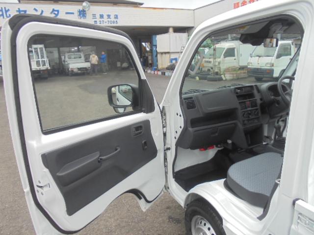 キャリイトラック KCエアコン・パワステ 届出済未使用車 デユアルカメラブレーキサポート パートタイム4WD フロア5速ミッション エアコン パワステ パワーウインドウ エア-バッグ 純正キーレス オートライト パーキングセンサー 新車保証書(3枚目)