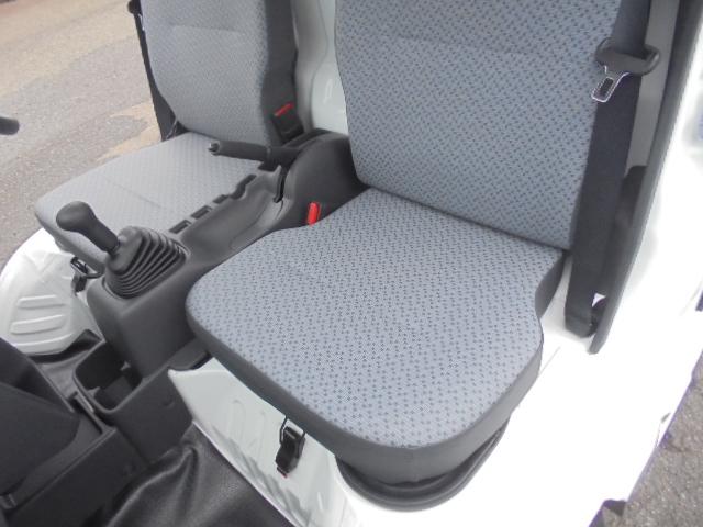 キャリイトラック KCエアコン・パワステ 届出済未使用車 デユアルカメラブレーキサポート パートタイム4WD フロア5速ミッション エアコン パワステ パワーウインドウ エア-バッグ 純正キーレス オートライト パーキングセンサー 新車保証書(6枚目)