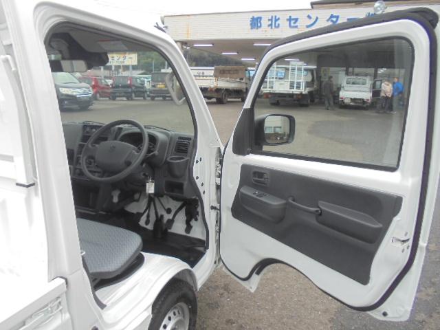 キャリイトラック KCエアコン・パワステ 届出済未使用車 デユアルカメラブレーキサポート パートタイム4WD フロア5速ミッション エアコン パワステ パワーウインドウ エア-バッグ 純正キーレス オートライト パーキングセンサー 新車保証書(12枚目)