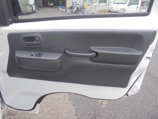 キャリイトラック KCエアコン・パワステ 届出済未使用車 デユアルカメラブレーキサポート パートタイム4WD フロア5速ミッション エアコン パワステ パワーウインドウ エア-バッグ 純正キーレス オートライト パーキングセンサー 新車保証書(13枚目)