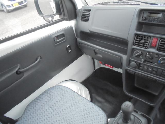 キャリイトラック KCエアコン・パワステ 届出済未使用車 デユアルカメラブレーキサポート パートタイム4WD フロア5速ミッション エアコン パワステ パワーウインドウ エア-バッグ 純正キーレス オートライト パーキングセンサー 新車保証書(24枚目)