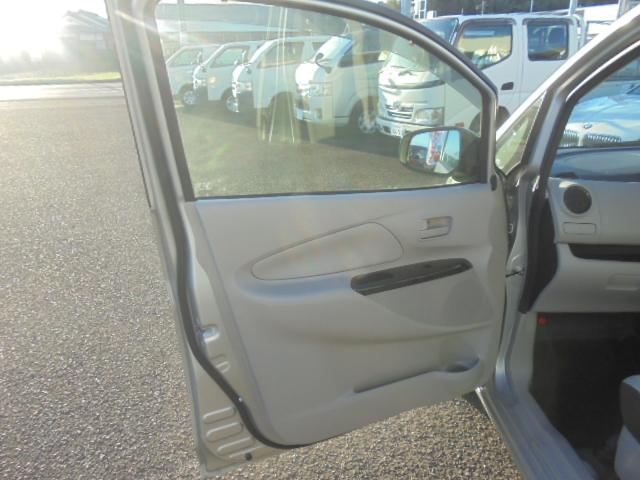 デイズ J 社外メモリーナビ+バックモニター 衝突被害軽減ブレーキ 純正キーレス 前後ドライブレコーダー 前席はベンチシート 後席シートスライド可能 取説 ナビ取説 ドラレコ取説 サイドバイザー・フロアマット(4枚目)