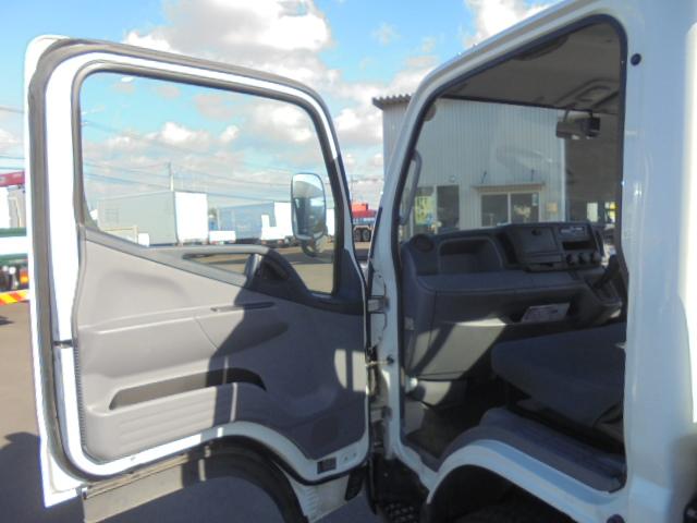 キャンター 　三菱ふそうキャンター２．０ｔ平ボディ４ＷＤ　インパネオートマ　純正キーレス　ＥＴＣ　前方ドライブレコーダー　エアコン　パワステ　パワーウインドウ　エアーバッグ　ＤＰＦ車　長さ４６９幅１６９高１９９ｃｍ（4枚目）