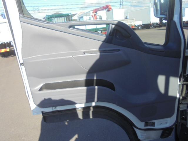 キャンター 　三菱ふそうキャンター２．０ｔ平ボディ４ＷＤ　インパネオートマ　純正キーレス　ＥＴＣ　前方ドライブレコーダー　エアコン　パワステ　パワーウインドウ　エアーバッグ　ＤＰＦ車　長さ４６９幅１６９高１９９ｃｍ（5枚目）