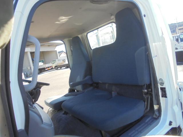 キャンター 　三菱ふそうキャンター２．０ｔ平ボディ４ＷＤ　インパネオートマ　純正キーレス　ＥＴＣ　前方ドライブレコーダー　エアコン　パワステ　パワーウインドウ　エアーバッグ　ＤＰＦ車　長さ４６９幅１６９高１９９ｃｍ（6枚目）