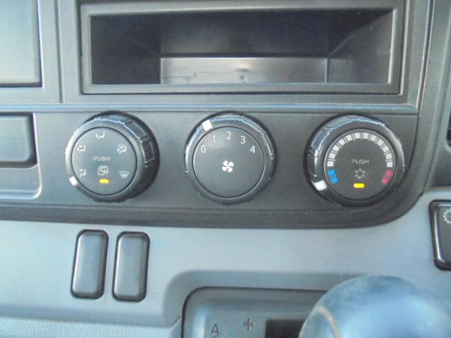 キャンター 　三菱ふそうキャンター２．０ｔ平ボディ４ＷＤ　インパネオートマ　純正キーレス　ＥＴＣ　前方ドライブレコーダー　エアコン　パワステ　パワーウインドウ　エアーバッグ　ＤＰＦ車　長さ４６９幅１６９高１９９ｃｍ（27枚目）